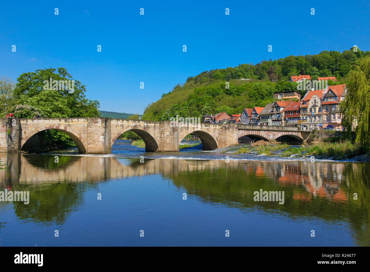 Herrliche Panoramasicht auf die alte Werra Brücke (Alte Werrabrücke), ein Steinbogen Brücke im Mittelalter in Hann. Münden eine Stadt in ... Stockfoto