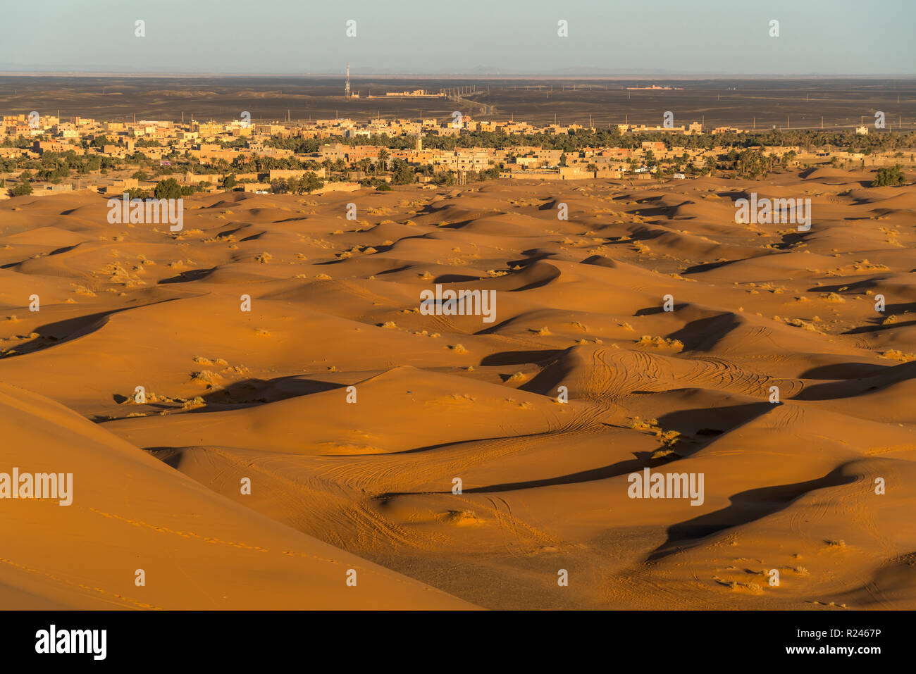Der Ort Merzouga und die Wüste Sahara, Marokko | Merzouga Dorf und die Wüste Sahara, Königreich Marokko, Afrika Stockfoto