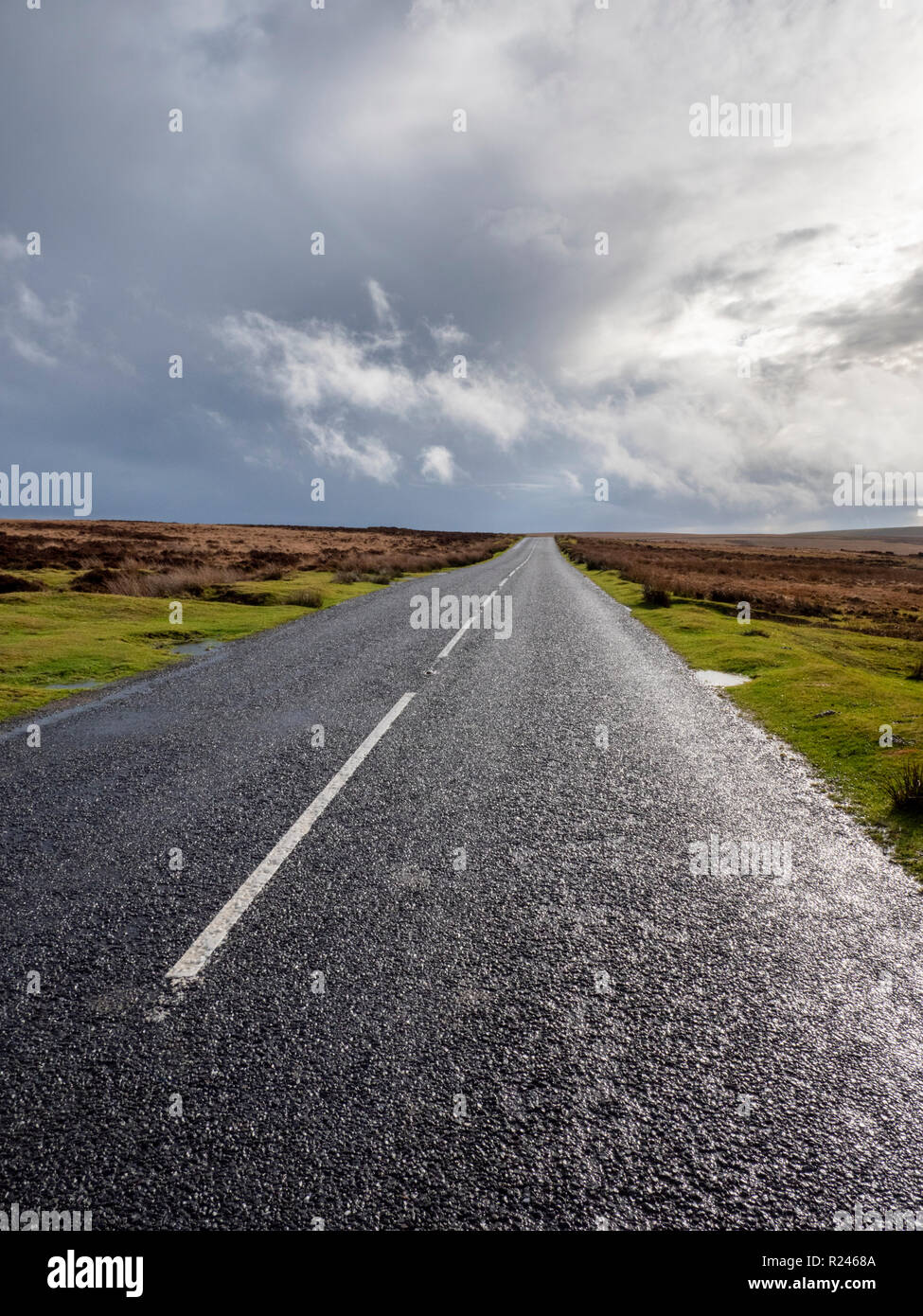 Eine leere, offene Straße bei nassem Wetter in Exmoor National Park Devon, Großbritannien Stockfoto