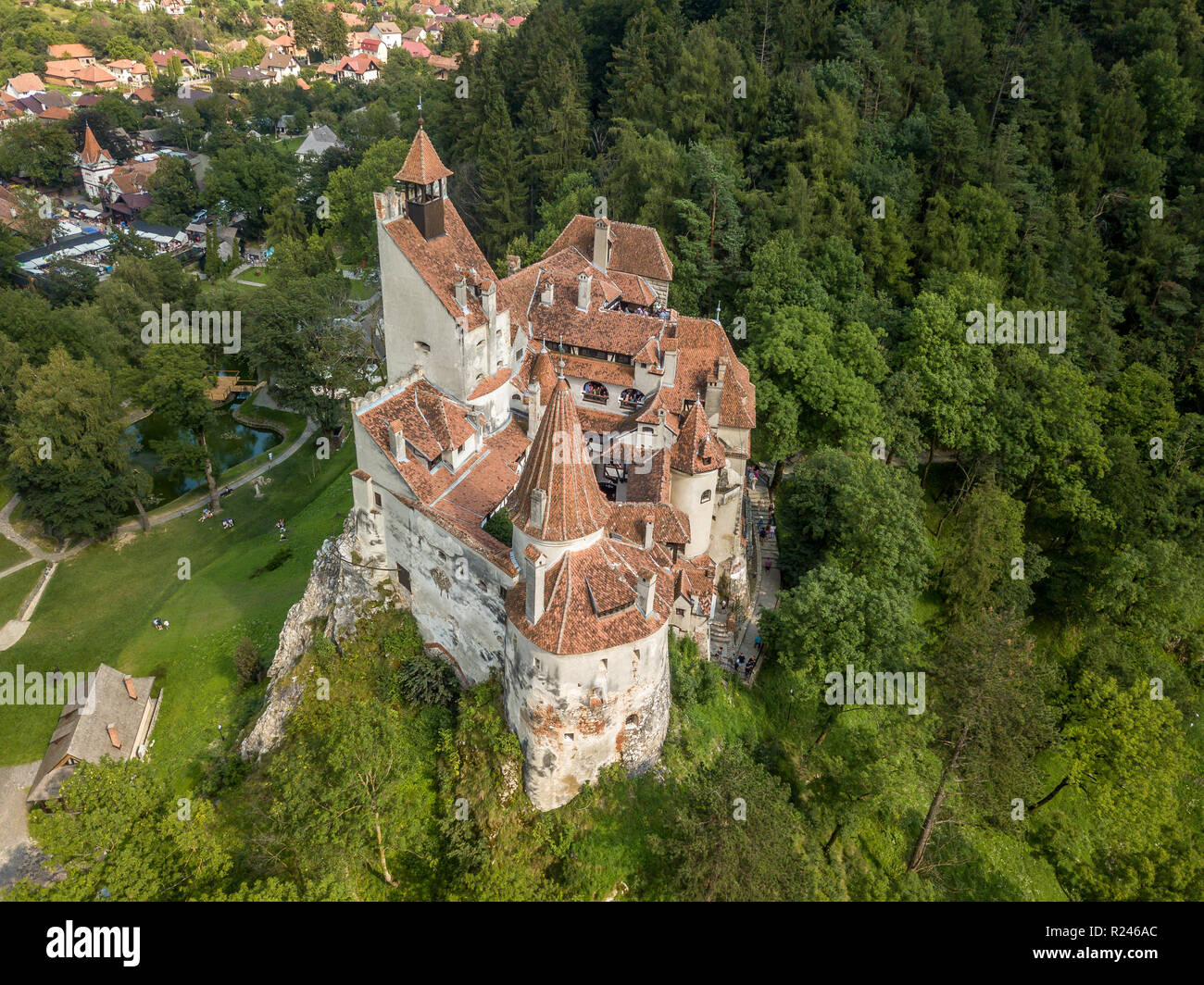Antenne Panorama von Dracula Schloss Bran, Siebenbürgen, Rumänien weit mit  Vlad Tepes in der Nähe von Brasov verbunden Stockfotografie - Alamy