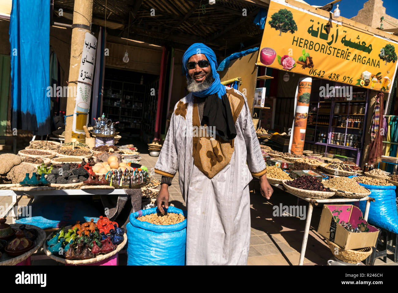 Verkäufer mit Gewürzen in Merzouga, Marokko | spice Anbieter in Merzouga im Königreich Marokko, Afrika Stockfoto