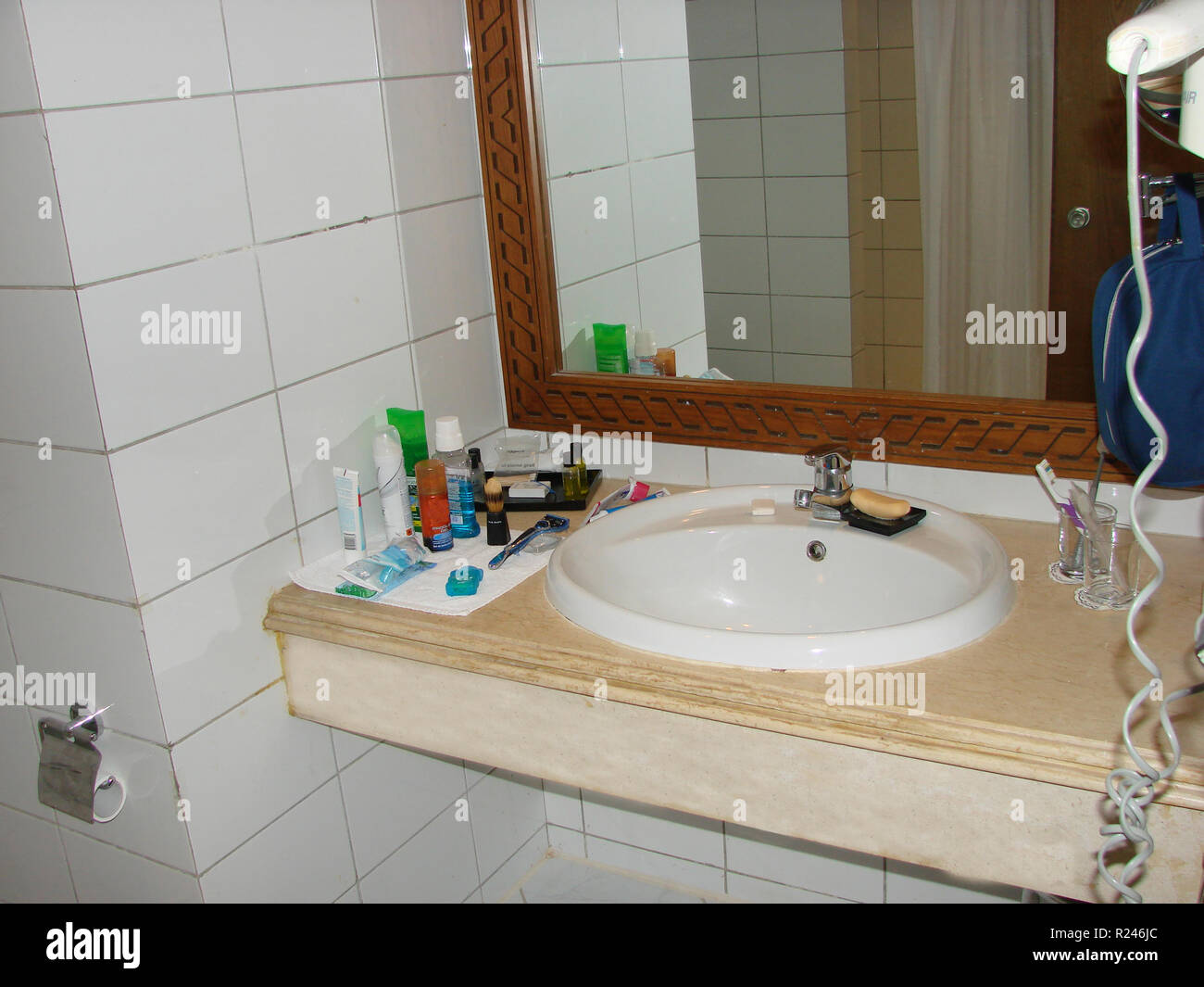 Bad und großem Spiegel. Stockfoto