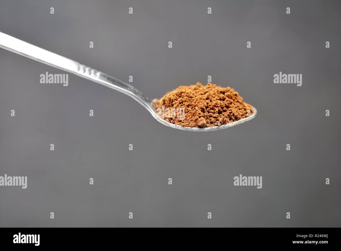 Pulver getrennt in Löffel Stockfoto