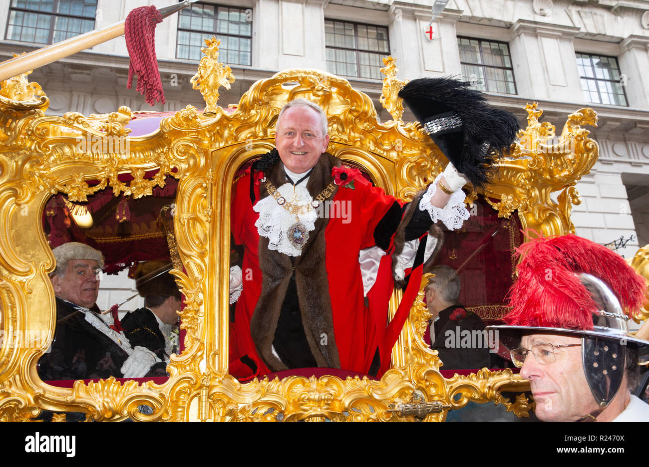 Der neue Oberbürgermeister, Peter Estlin, lehnt sich aus dem Gold Trainer und Wellen der Menge, die in der Londoner City. Er wird der 691St Oberbürgermeister von London. Stockfoto