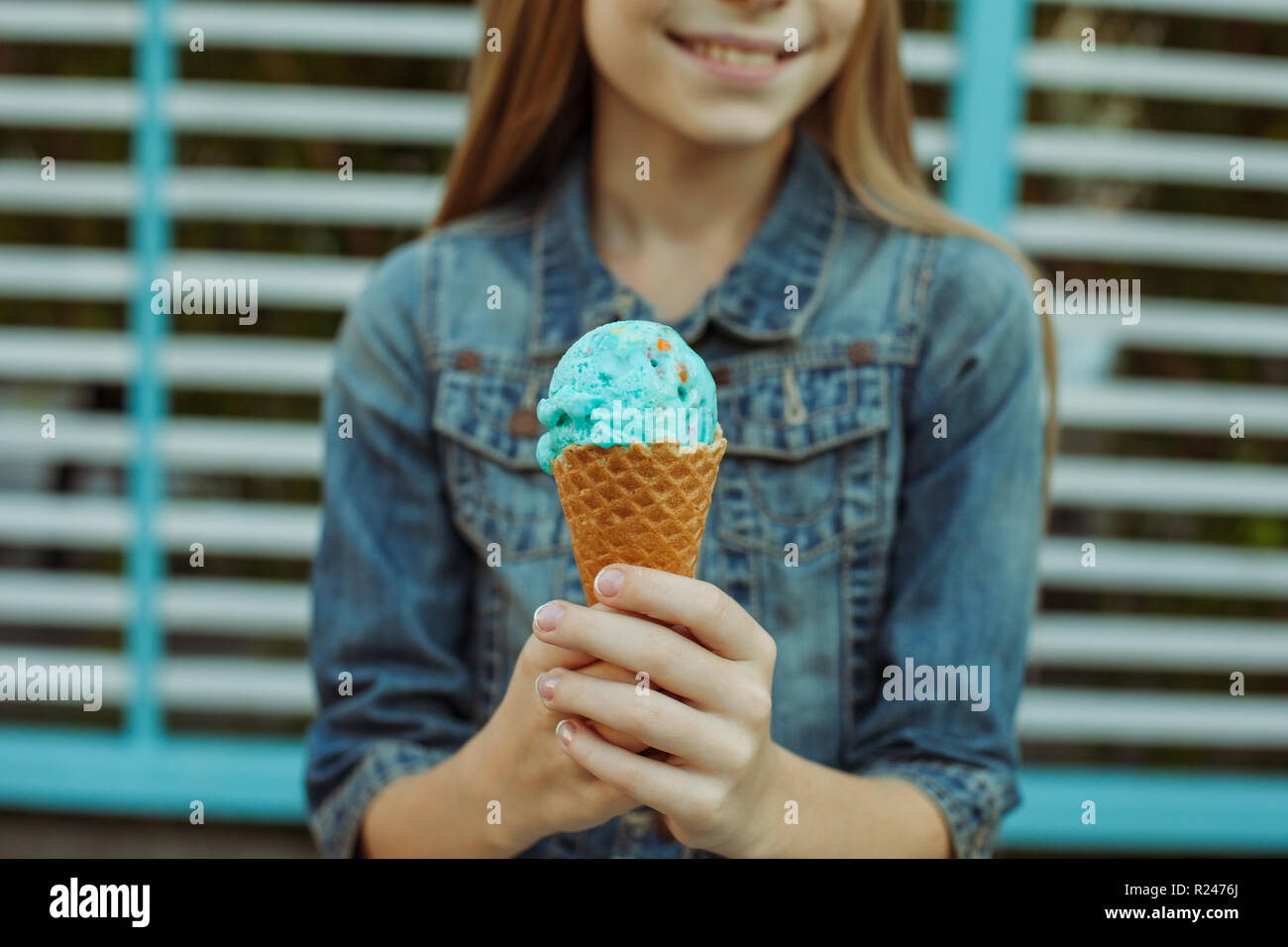 Nette junge Mädchen essen ein Eis Stockfoto