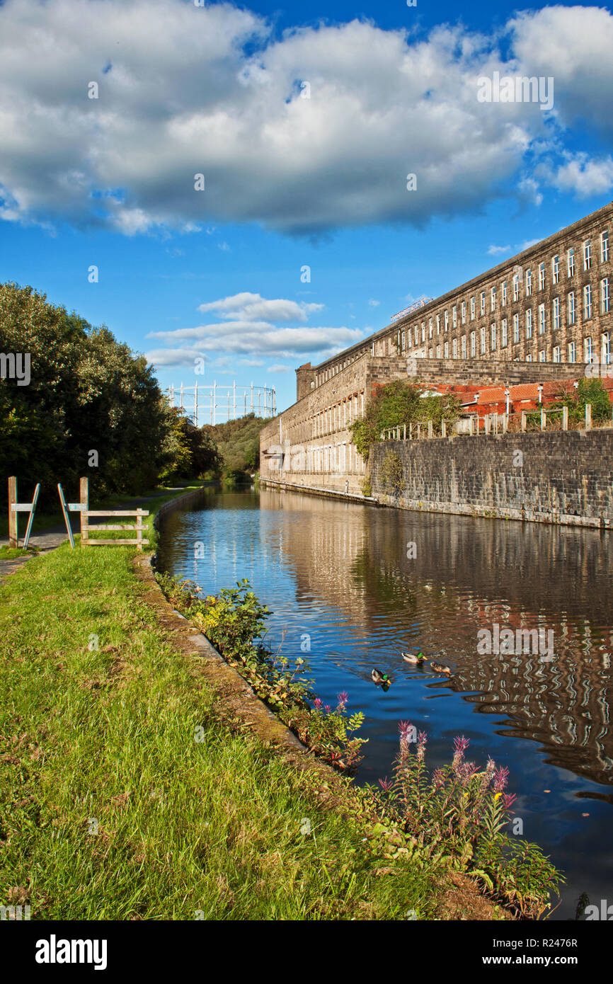 Die Leeds und Liverpool canal verläuft Tunstill Mühle in Brierfield, Lancashire Stockfoto