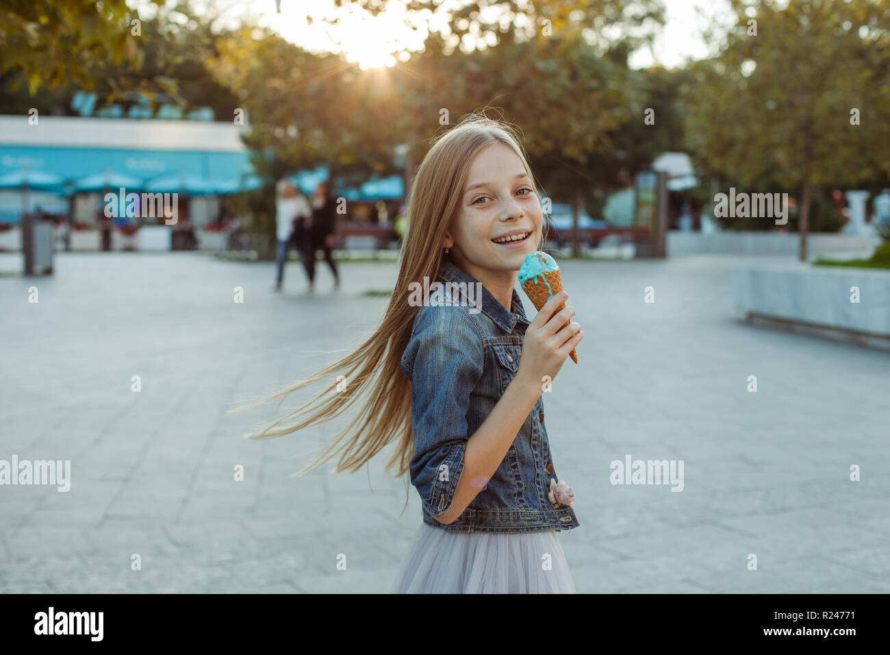 Niedlich und glückliches junges Mädchen essen Eis außerhalb Stockfoto
