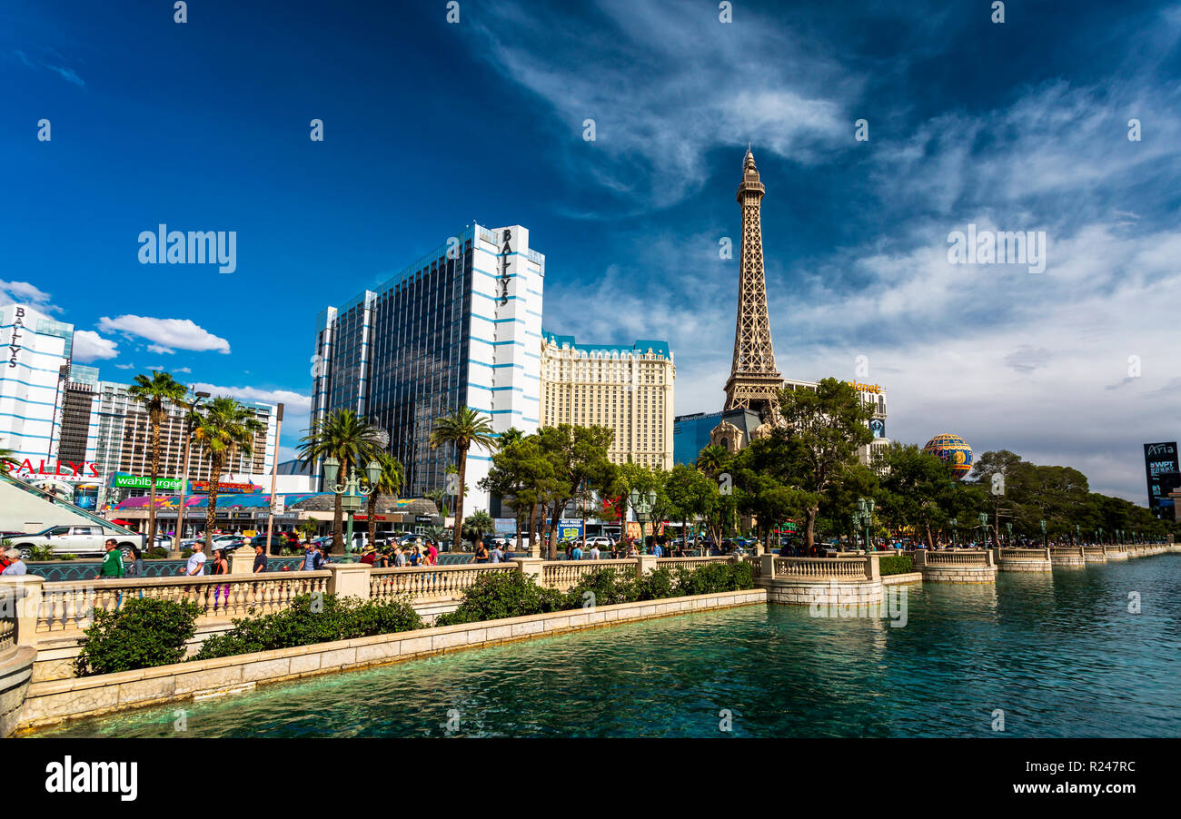 Paris Effel Tower und Ballys Hotel, dem Strip und dem Las Vegas Boulevard, Las Vegas, Nevada, Vereinigte Staaten von Amerika, Nordamerika Stockfoto