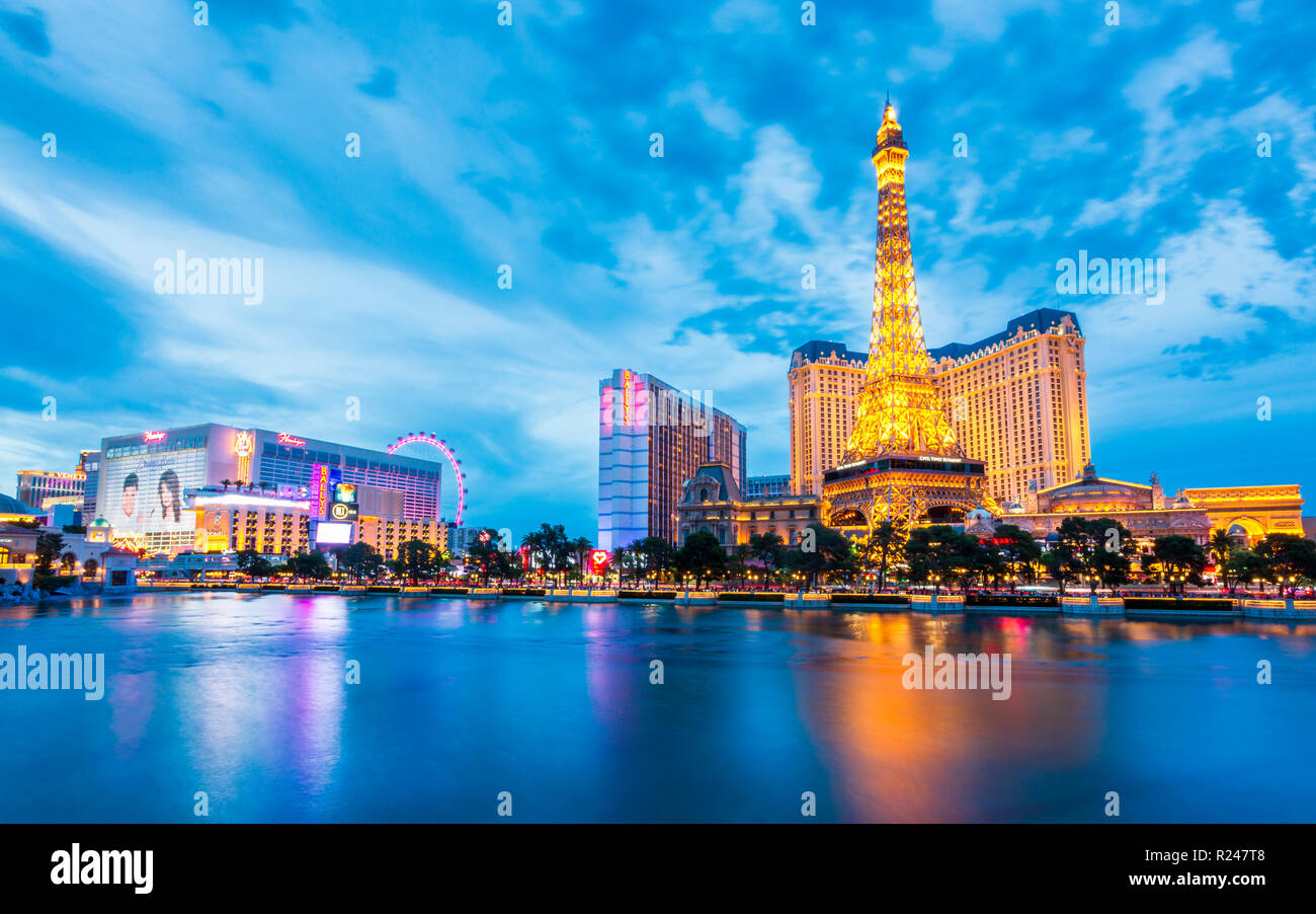 Blick auf Eiffelturm des Paris Hotel & Casino auf dem Strip bei Abenddämmerung, Las Vegas Boulevard, Las Vegas, Nevada, Vereinigte Staaten von Amerika Stockfoto