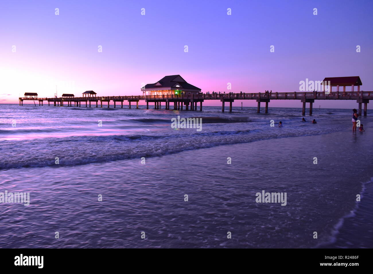 Clearwater, Florida. Oktober 21,2018 Panoramablick auf Pier 60 auf magenta Sonnenuntergang Hintergrund bei Cleawater Strand. Stockfoto