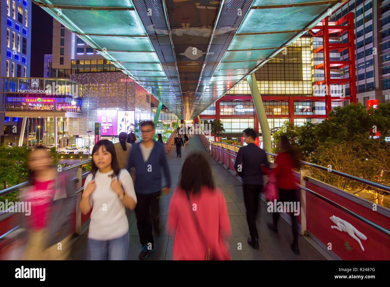 Xinyi Downtown District, Fußgängerbrücke im Prime Einkaufs- und Finanzviertel von Taipei, Taiwan, Asien Stockfoto