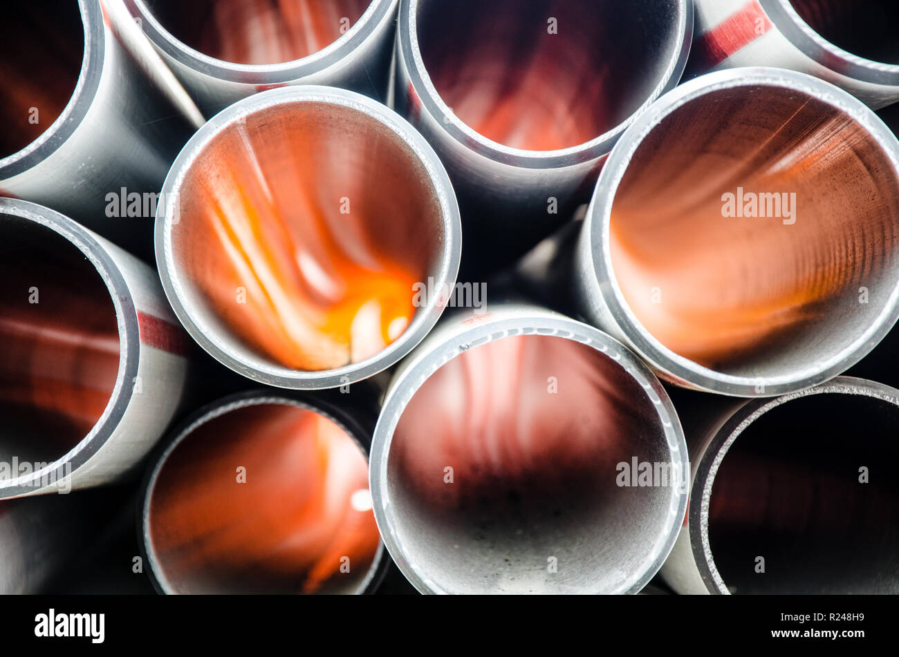 Abwasserrohre aus Kunststoff mit Hintergrundbeleuchtung Stockfoto