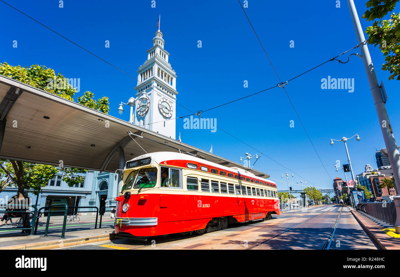 Ferry Building und rote Straßenbahn, San Francisco, Kalifornien, Vereinigte Staaten von Amerika, Nordamerika Stockfoto