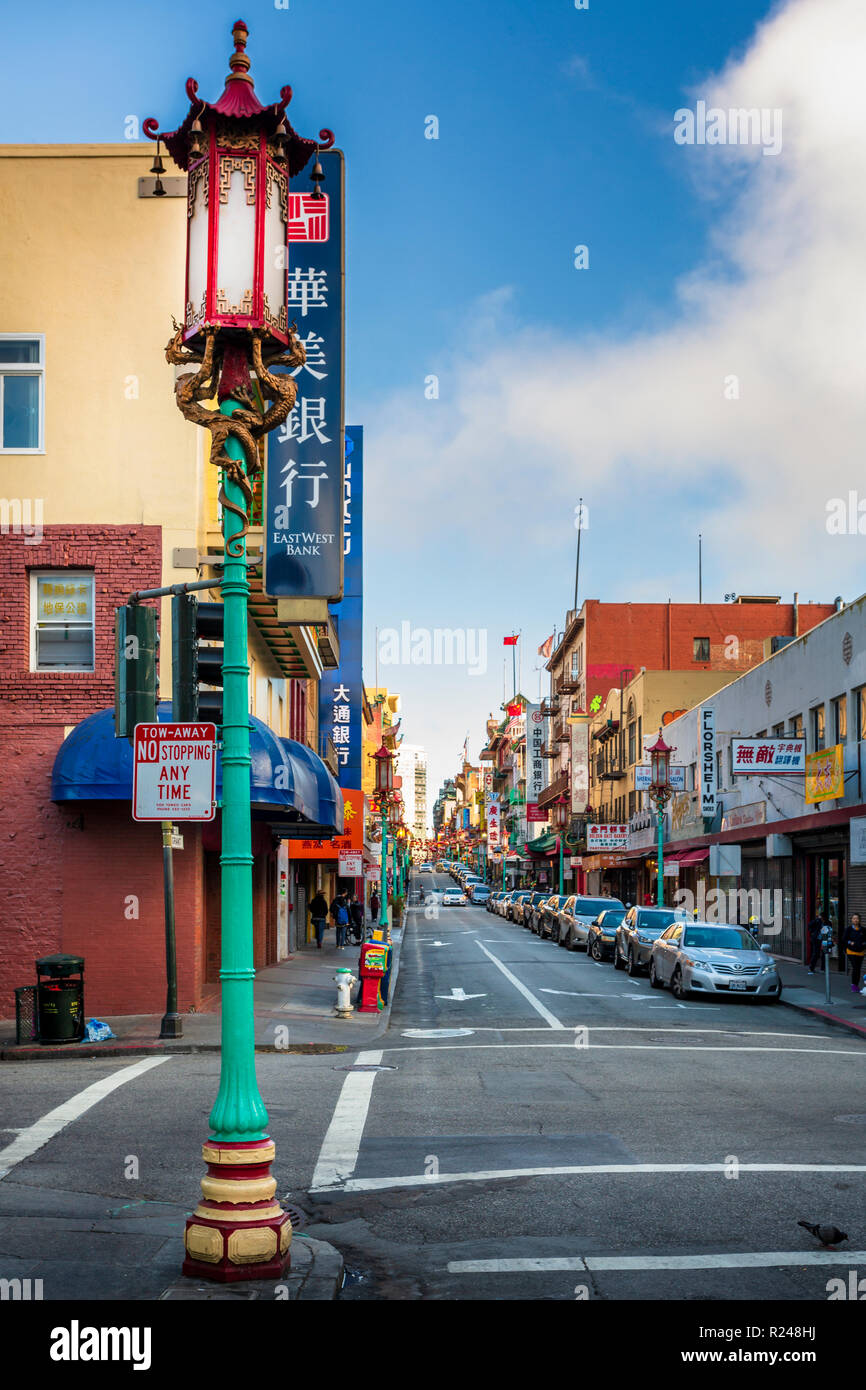 Blick auf traditionell eingerichtete Straße in Chinatown, San Francisco, Kalifornien, Vereinigte Staaten von Amerika, Nordamerika Stockfoto