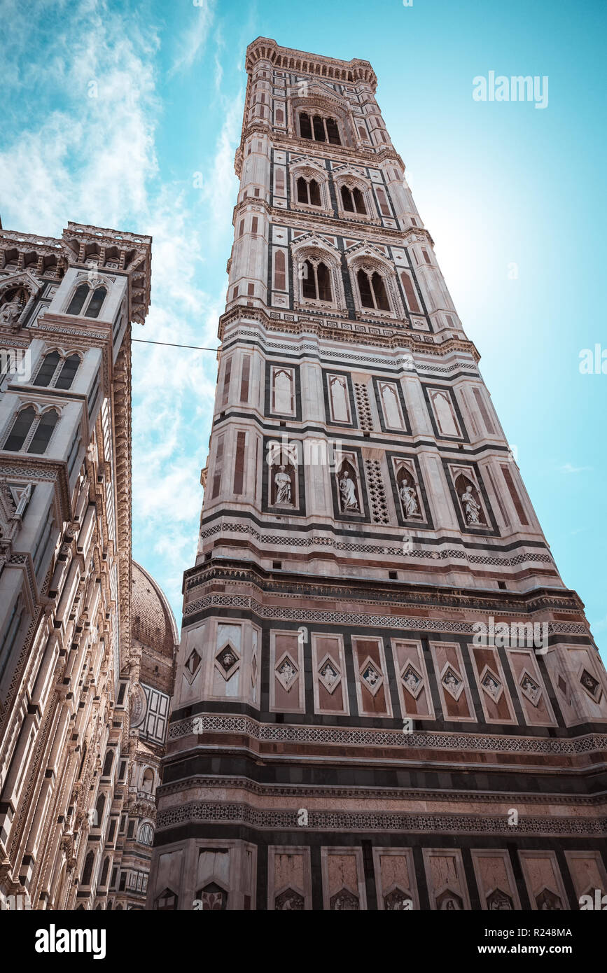 Vertikale Foto mit berühmten Turm Campanile di Giotto. Turm ist farbenfroh mit vielen Skulpturen und Glocken an der Spitze. Turm ist in der Stadt Florenz in Italien Tusc Stockfoto