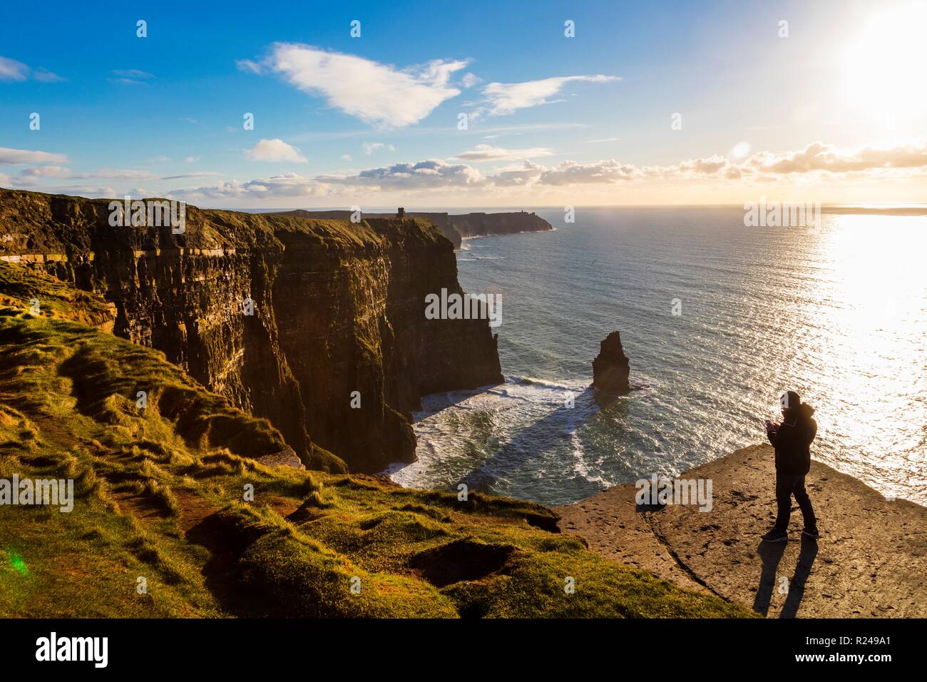 Klippen von Moher, die Klippen an der Küste zu Fuß, County Clare, Munster, Republik Irland, Europa Stockfoto