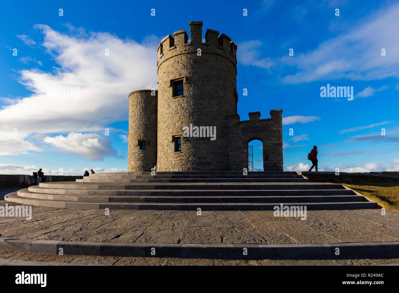 O'Brien's Tower, die Klippen von Moher, die Klippen an der Küste zu Fuß, County Clare, Munster, Republik Irland, Europa Stockfoto