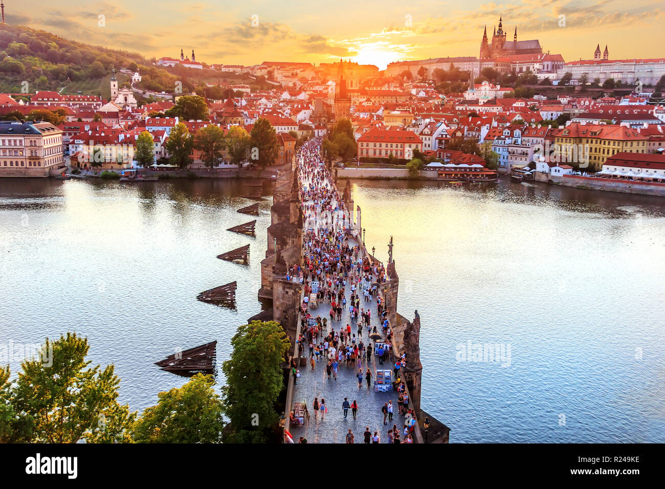 Charles Bridge bei Sonnenuntergang, Blick von der Altstädter Brückenturm in Pra Stockfoto