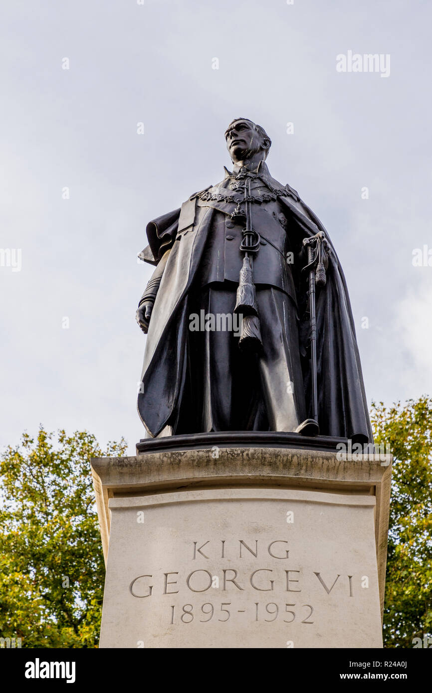 Das King George VI Memorial Statue in der Mall, London, England, Vereinigtes Königreich, Europa Stockfoto