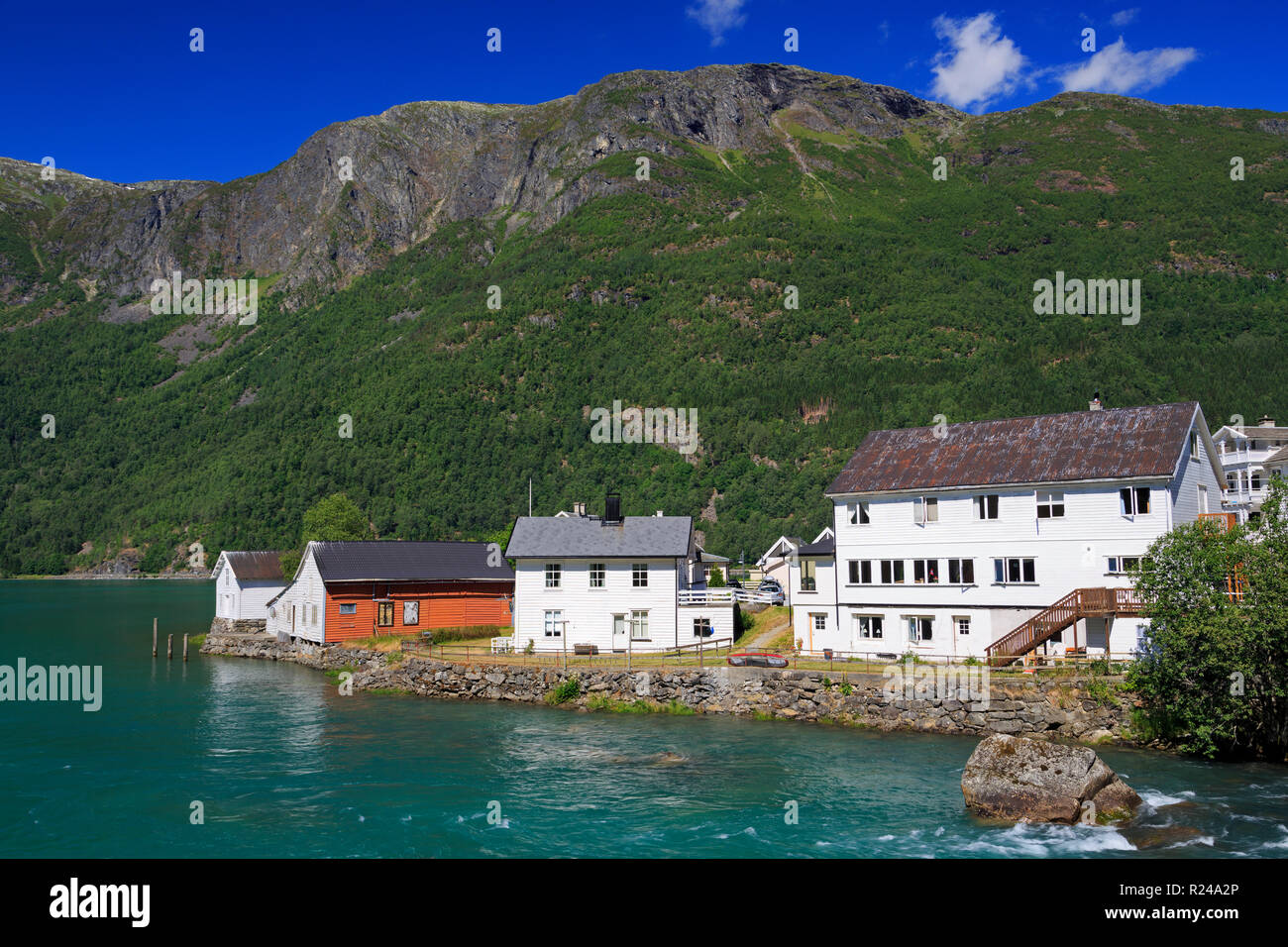 Gebäude und Eidselvi Fluss, Skjolden Dorf, Sognefjord, Sogn og Fjordane County, Norwegen, Skandinavien, Europa Stockfoto