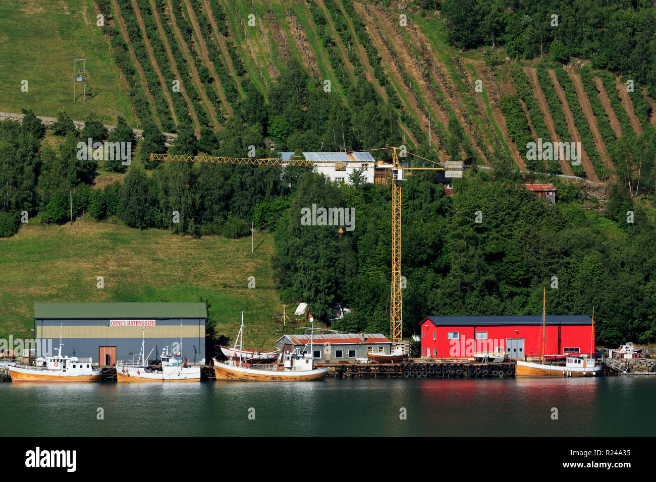 Yachtwerft, Urnes Dorf, Lustrafjorden, Sogn og Fjordane County, Norwegen, Skandinavien, Europa Stockfoto