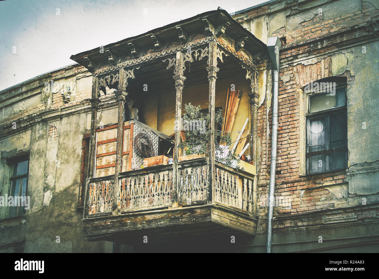 Alte traditionelle georgianische Architektur Balkon aus Holz mit geschnitzten Verzierungen in der Altstadt von Tiflis Stockfoto