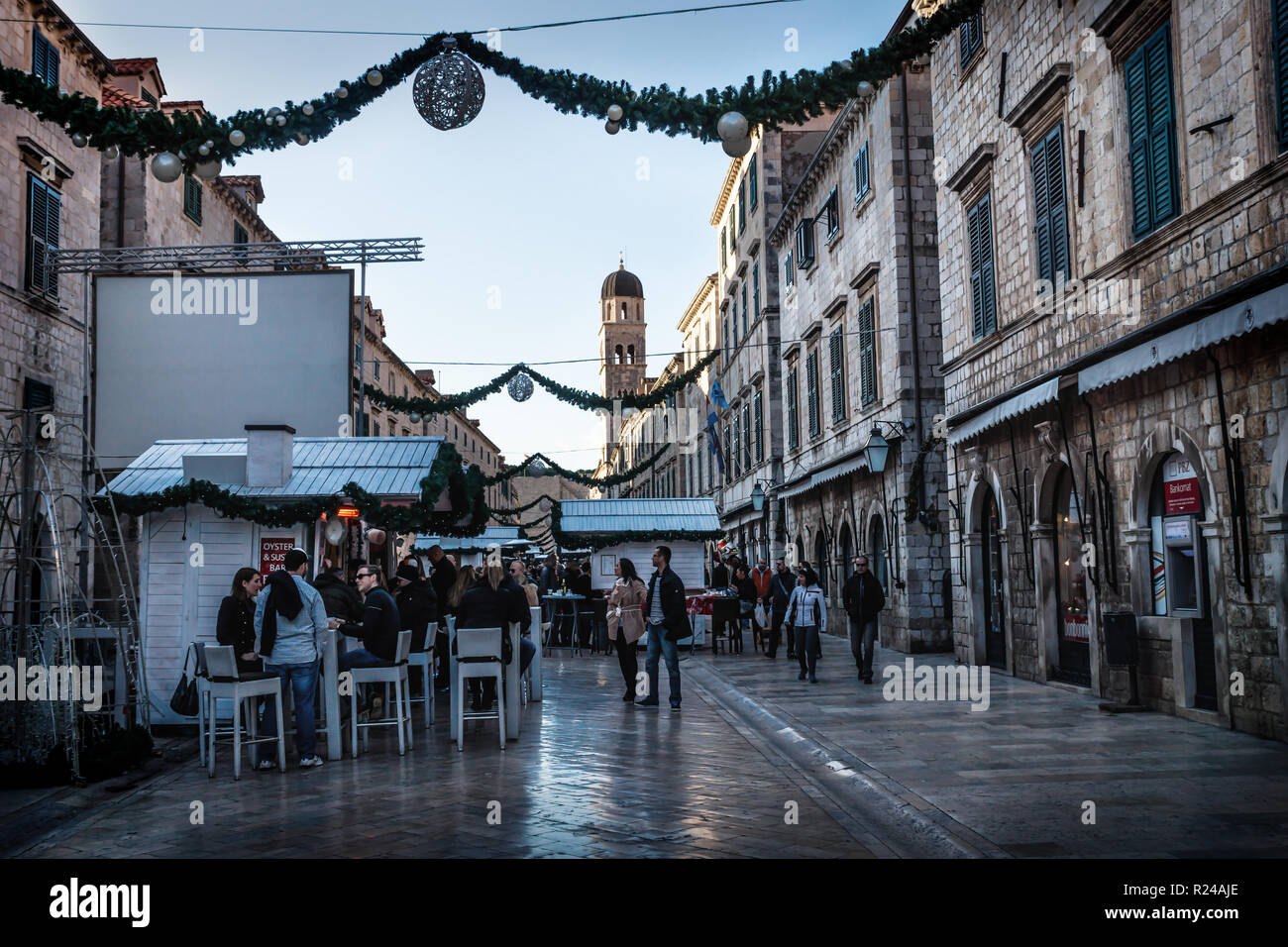 Advent Verkaufsstände in den Weihnachten Stradun Straße von Dubrovnik, Kroatien eingerichtet Stockfoto