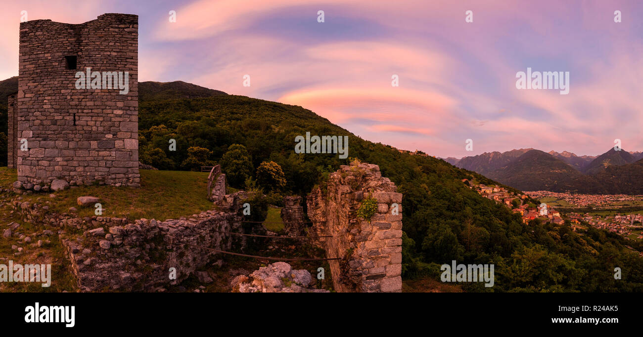 Panoramablick von Castello di Domofole bei Sonnenuntergang, Costiera dei Cech, Mello, Sondrio Provinz, untere Veltlin, Lombardei, Italien, Europa Stockfoto
