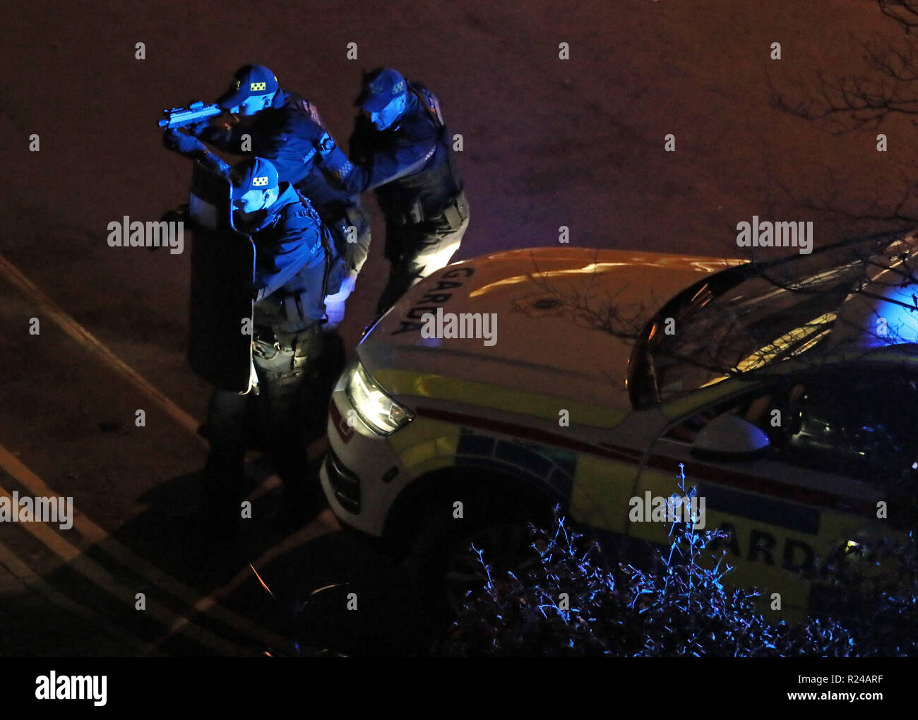 Die Redaktion HINWEIS: DIES IST EINE ÜBUNG Offiziere vom Gardasee Armed Response Unit nehmen an der Operation Barracuda, ein Training übung simulieren ein terroristischer Angriff, an der Dublin City University. Stockfoto