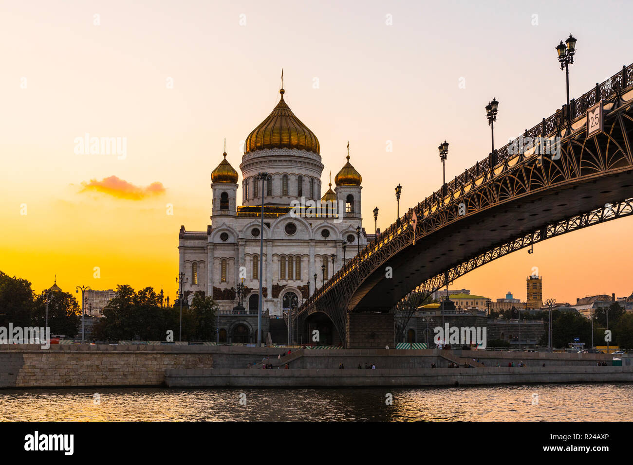 Die Christ-Erlöser-Kathedrale neben Moskau Fluss in frühen Abend, Moskau, Russland, Europa Stockfoto