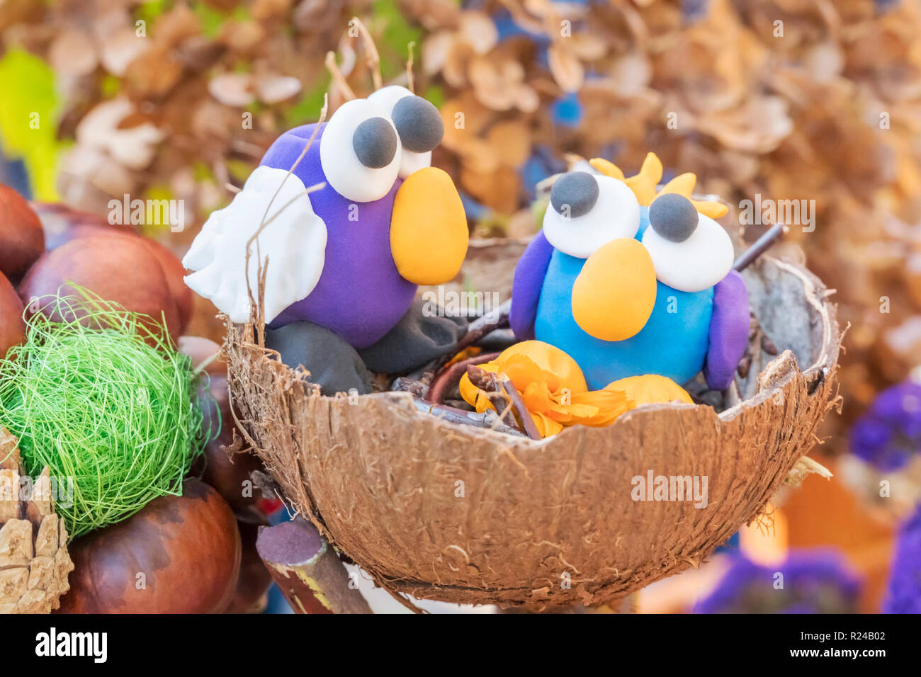 Kinder Basteln - zwei Plastilin Vögel in einem Nest aus Kokosnussschalen Stockfoto