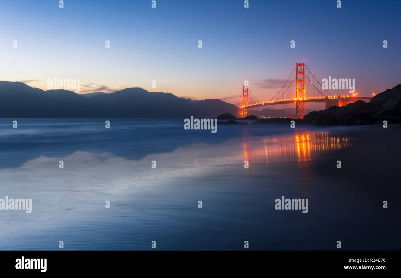 Weich fließende Wasser reflektiert die schöne Golden Gate Bridge von Baker Beach, San Francisco, Kalifornien, Vereinigte Staaten von Amerika, Nordamerika Stockfoto