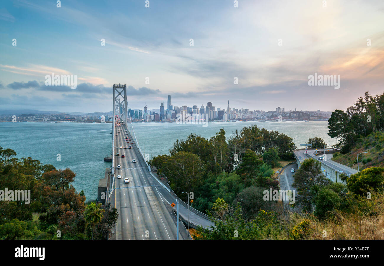 Blick auf die Skyline von San Francisco und Oakland Bay Bridge von Treasure Island bei Sonnenuntergang, San Francisco, Kalifornien, Vereinigte Staaten von Amerika Stockfoto