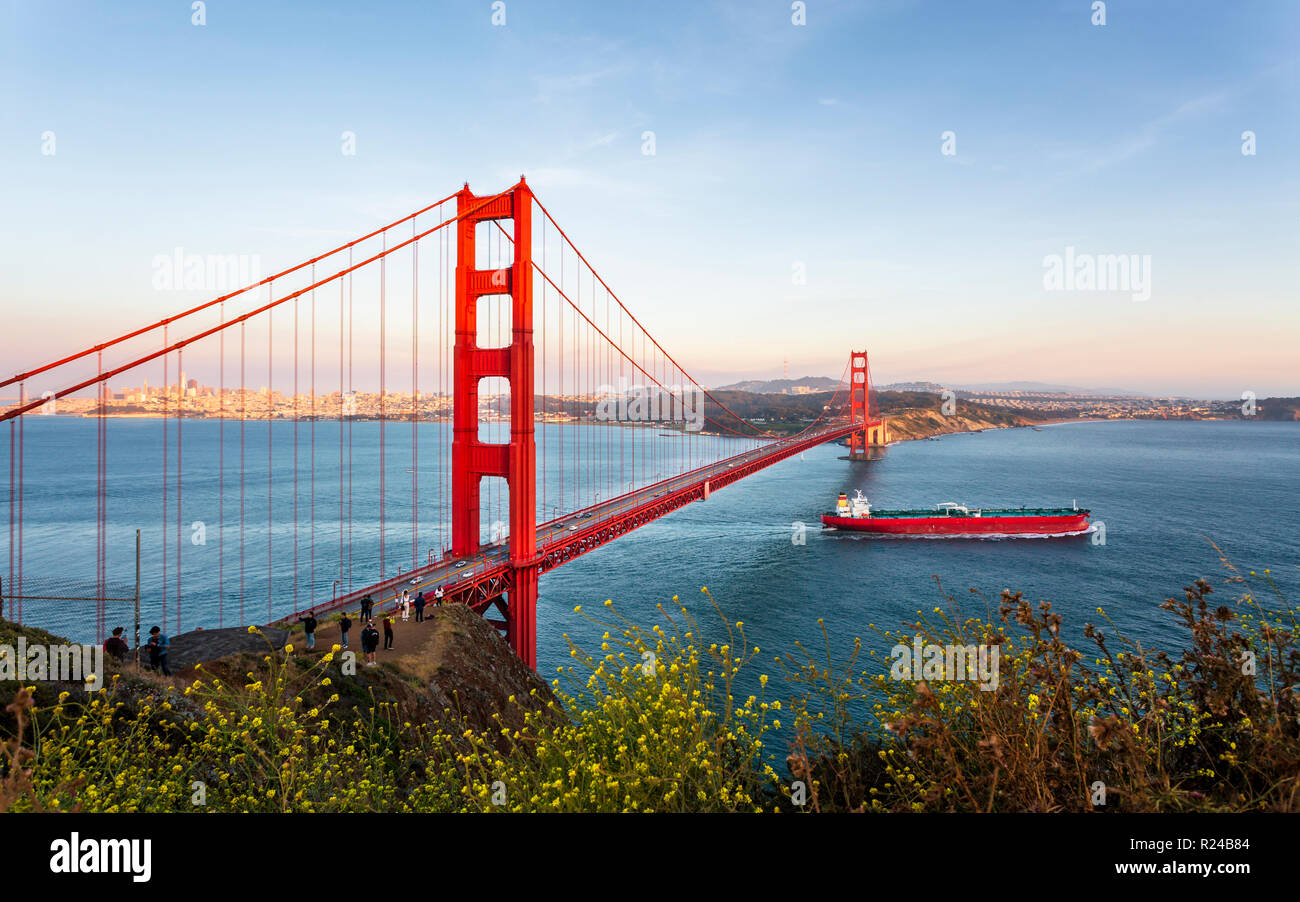 Blick auf die Golden Gate Bridge von der Golden Gate Bridge Vista Point bei Sonnenuntergang, San Francisco, Kalifornien, Vereinigte Staaten von Amerika, Nordamerika Stockfoto