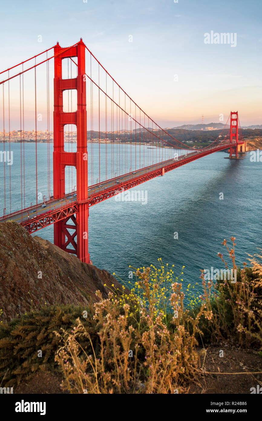Blick auf die Golden Gate Bridge von der Golden Gate Bridge Vista Point bei Sonnenuntergang, San Francisco, Kalifornien, Vereinigte Staaten von Amerika, Nordamerika Stockfoto