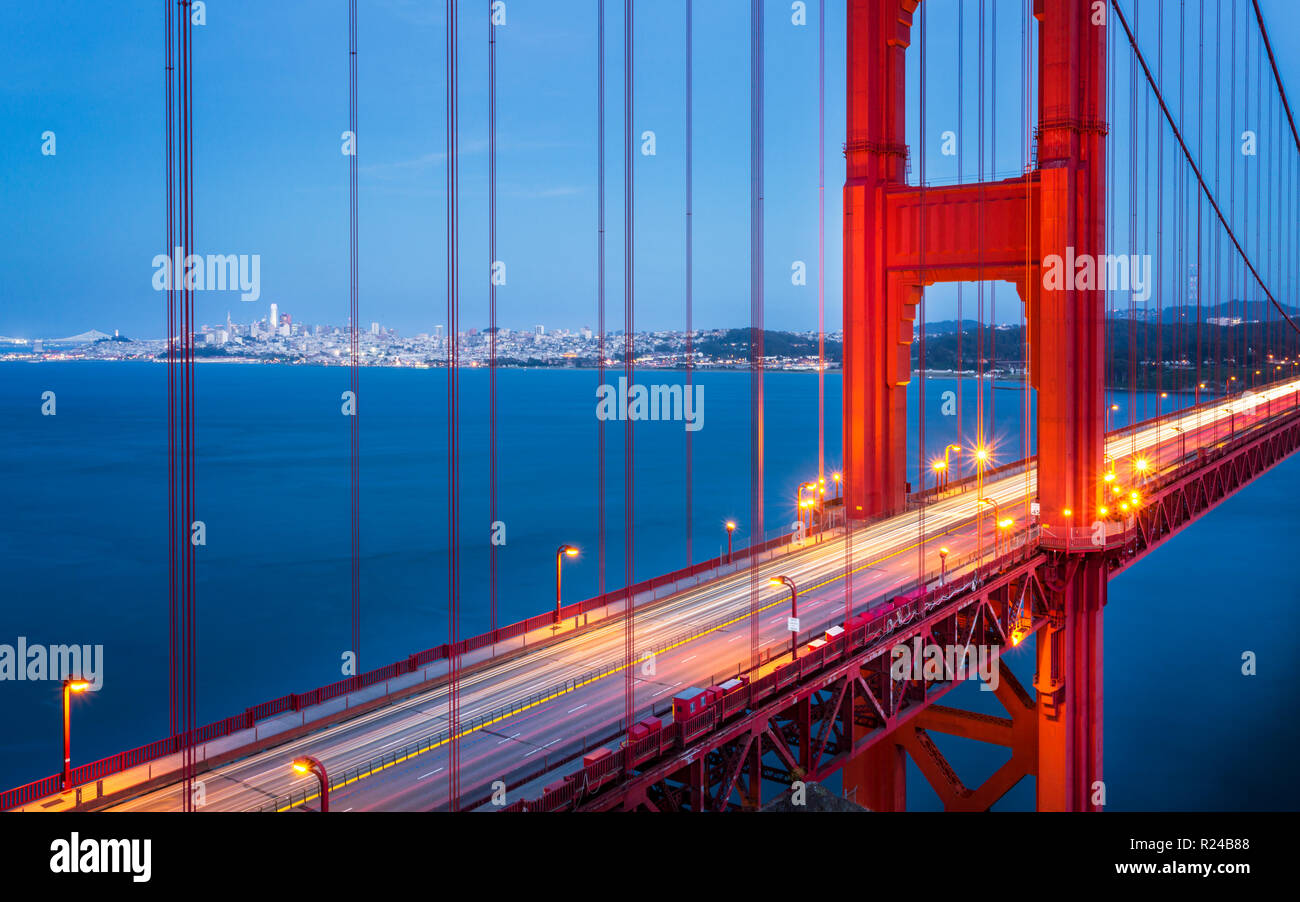 Blick auf die Golden Gate Bridge von der Golden Gate Bridge Vista Point in der Dämmerung, San Francisco, Kalifornien, Vereinigte Staaten von Amerika, Nordamerika Stockfoto
