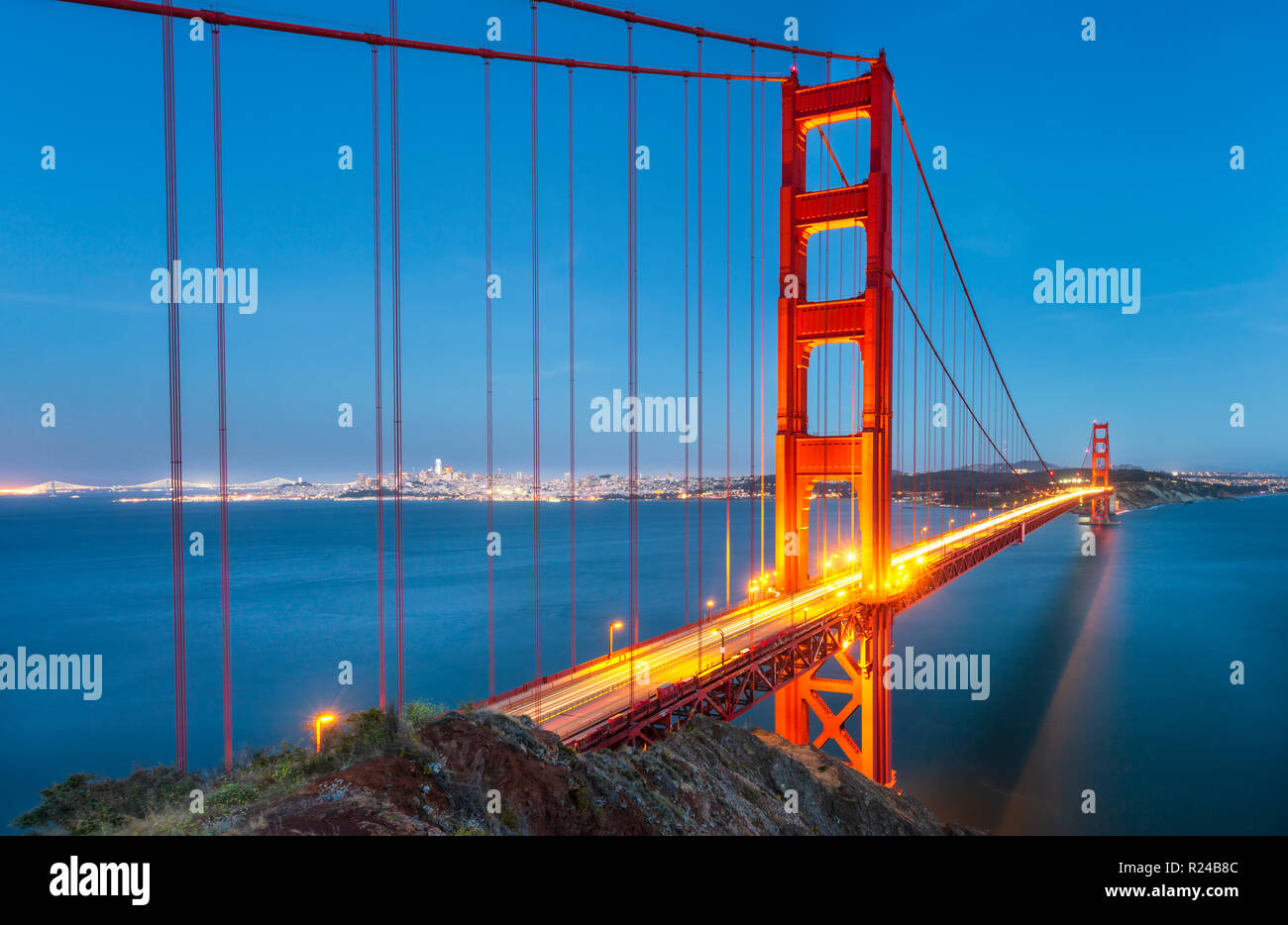 Blick auf die Golden Gate Bridge von der Golden Gate Bridge Vista Point in der Dämmerung, San Francisco, Kalifornien, Vereinigte Staaten von Amerika, Nordamerika Stockfoto