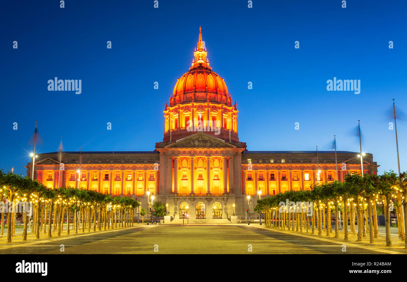 Blick auf San Francisco Rathaus bei Nacht beleuchtet, San Francisco, Kalifornien, Vereinigte Staaten von Amerika, Nordamerika Stockfoto