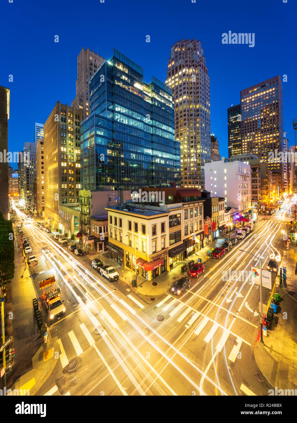 Besetzt Kiefer und Kearny Street bei Nacht, San Francisco, Kalifornien, Vereinigte Staaten von Amerika, Nordamerika Stockfoto