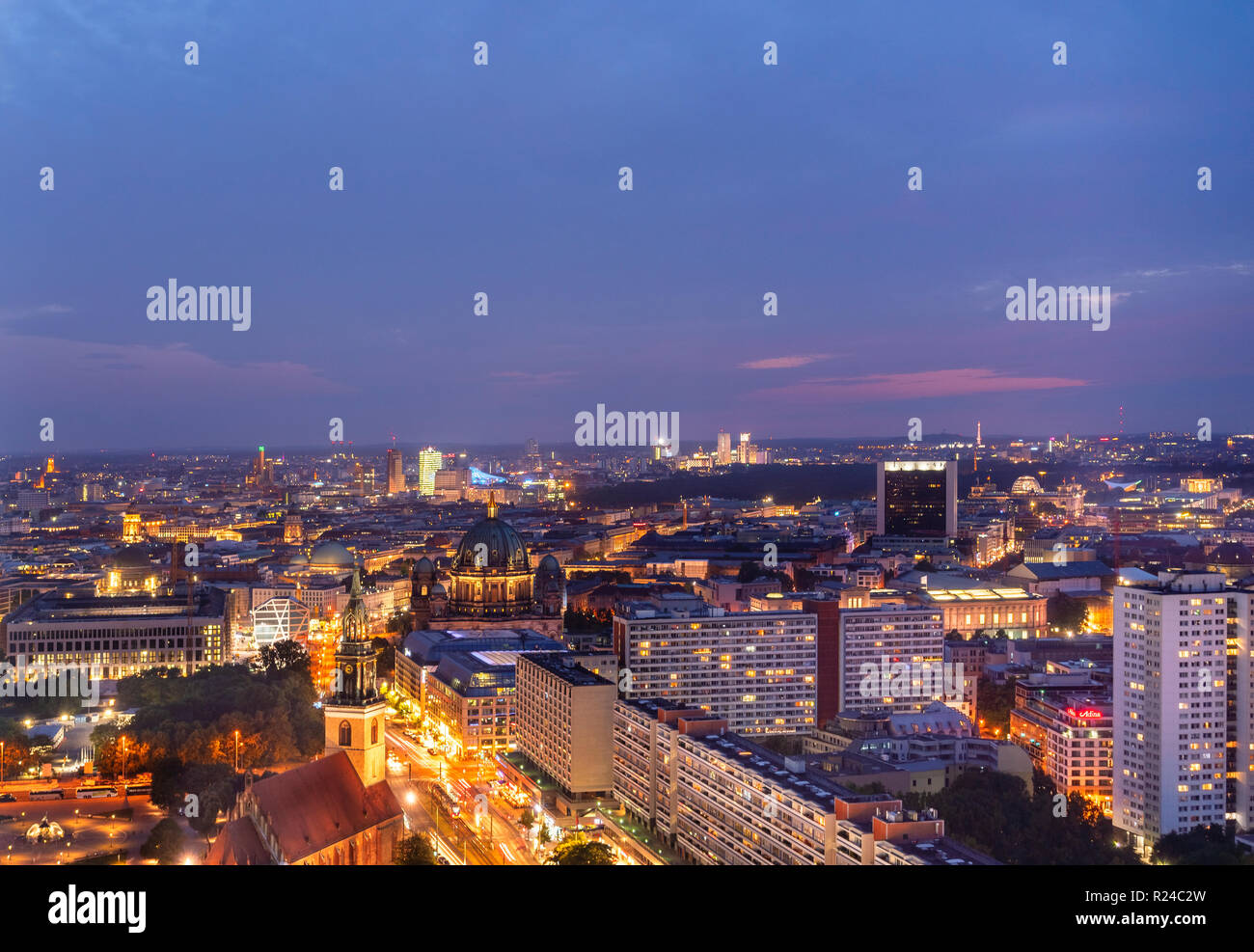 Blick auf Berlin Mitte und Alexander Platz in der Nacht aus dem Park Inn Hotel, Berlin, Deutschland, Europa Stockfoto