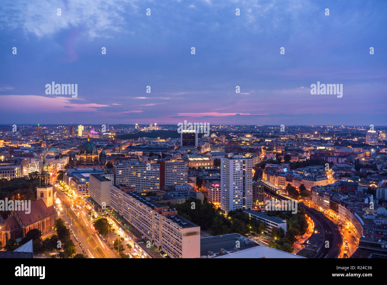 Blick auf Berlin Mitte und Alexander Platz in der Nacht aus dem Park Inn Hotel, Berlin, Deutschland, Europa Stockfoto