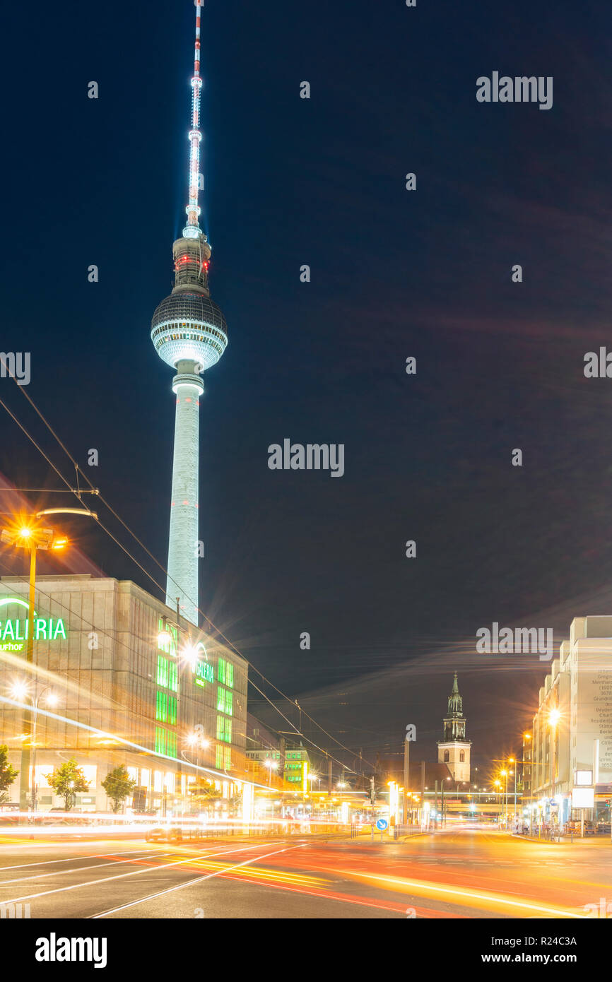 Fernsehturm am Alexanderplatz (Alexander Platz) in Berlin Mitte in der Nacht, Berlin, Deutschland, Europa Stockfoto