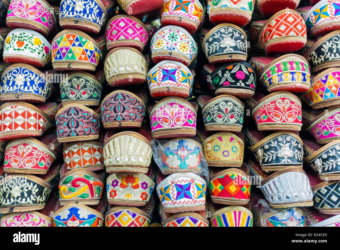 Traditionelle indische Hausschuhe für Verkauf, Amritsar, Punjab, Indien, Asien Stockfoto