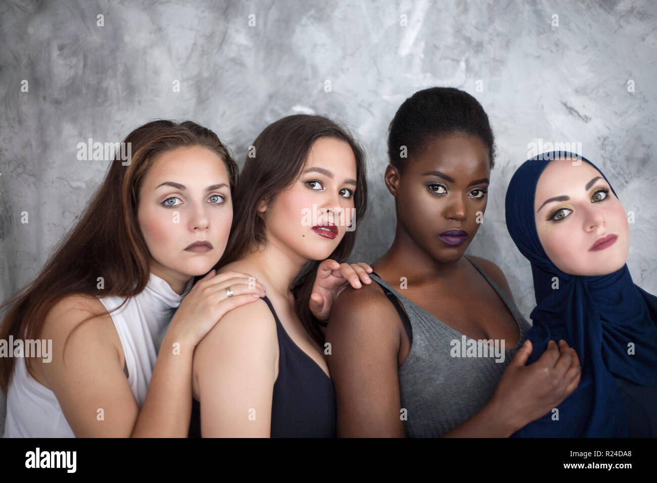 Portrait von vier Mädchen mit unterschiedlicher Hautfarbe und Nationalität im Studio. Stockfoto