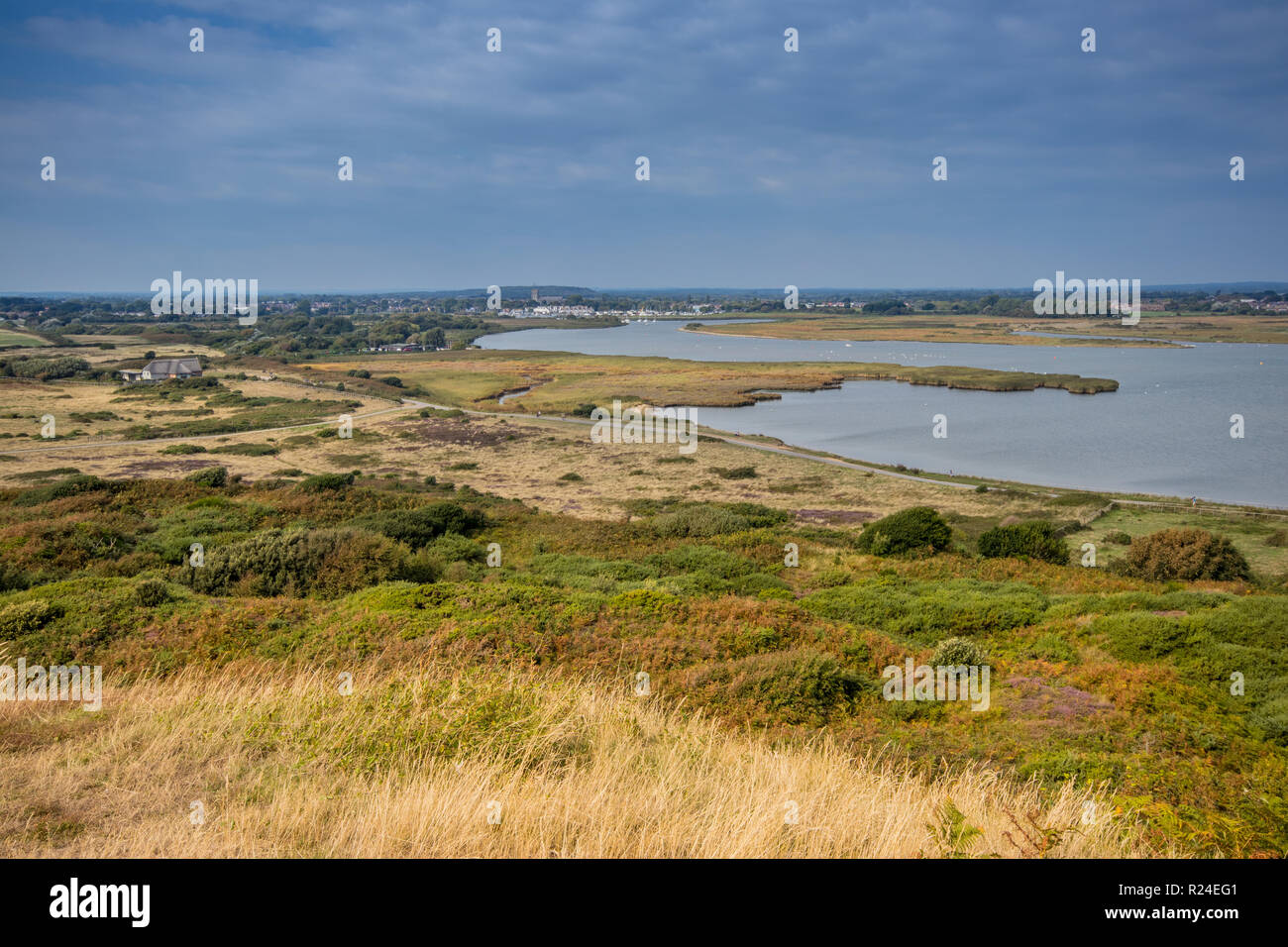 Aussicht auf die Landschaft von Hengistbury Head in Richtung Christchurch Harbour in der Nähe von Bournemouth, Dorset, Großbritannien Stockfoto