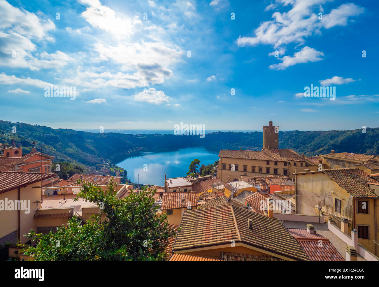 Nemi (Italien) - Eine schöne, kleine Stadt, in der Metropole Rom, auf dem Hügel mit Blick auf den See Nemi, einem vulkanischen Krater See. Stockfoto