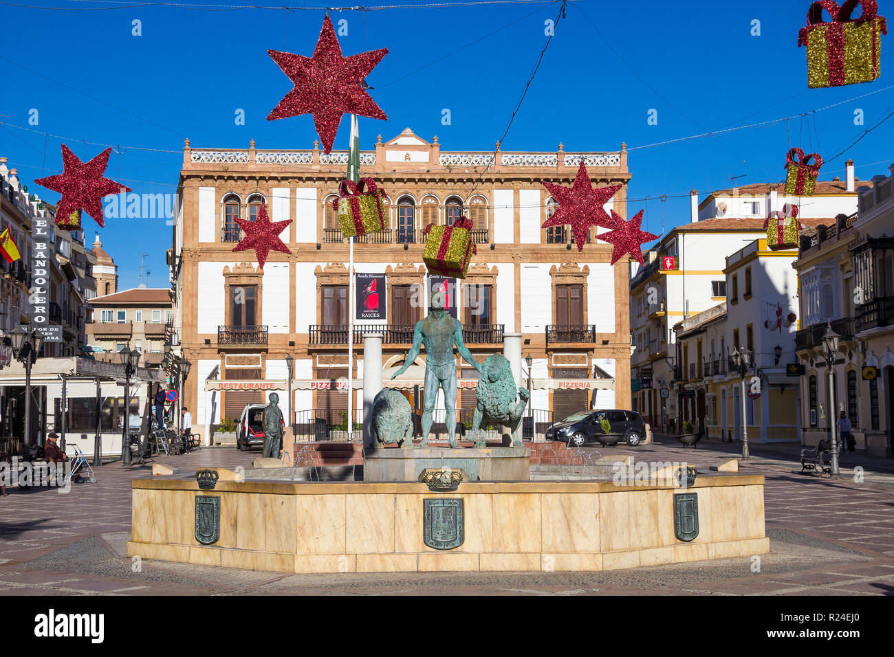 RONDA, SPANIEN - 14. Dezember 2017: sonnigen Platz (Plaza del Socorro) im Zentrum von Ronda mit Urlaub Dekoration für Weihnachten Stockfoto