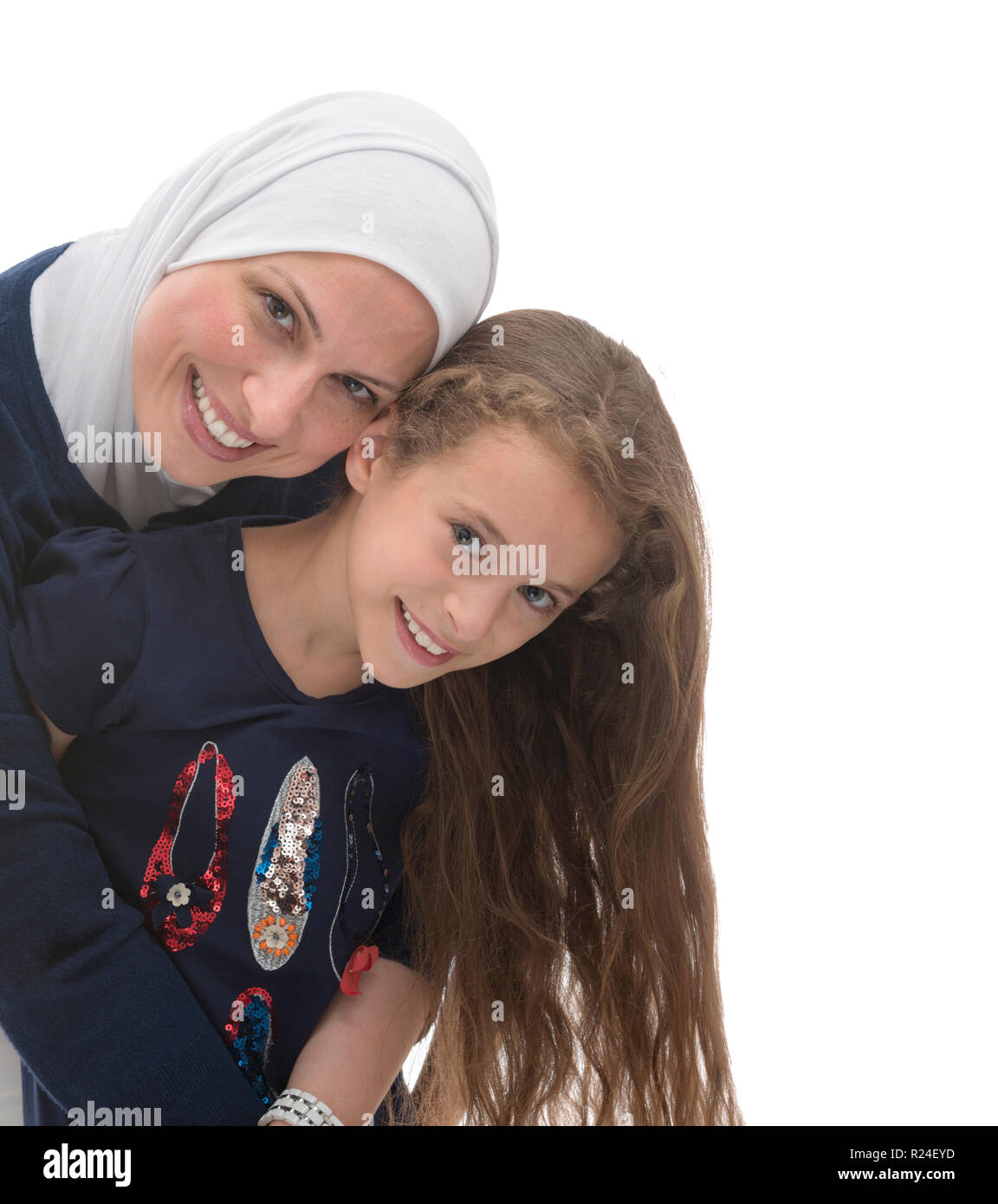 Happy muslimische Mutter und Tochter isoliert auf weißem Stockfoto