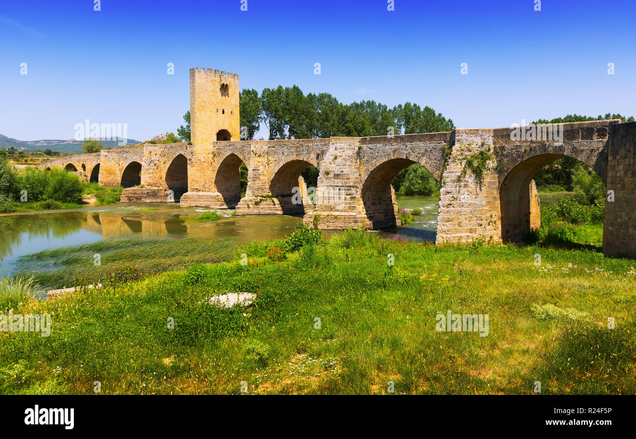Ansicht der alten steinernen Brücke über den Ebro. Frias, Burgos, Spanien. Gebaut aus dem 12. Jahrhundert Brücke mit Wehrturm aus dem 14. Jahrhundert Stockfoto