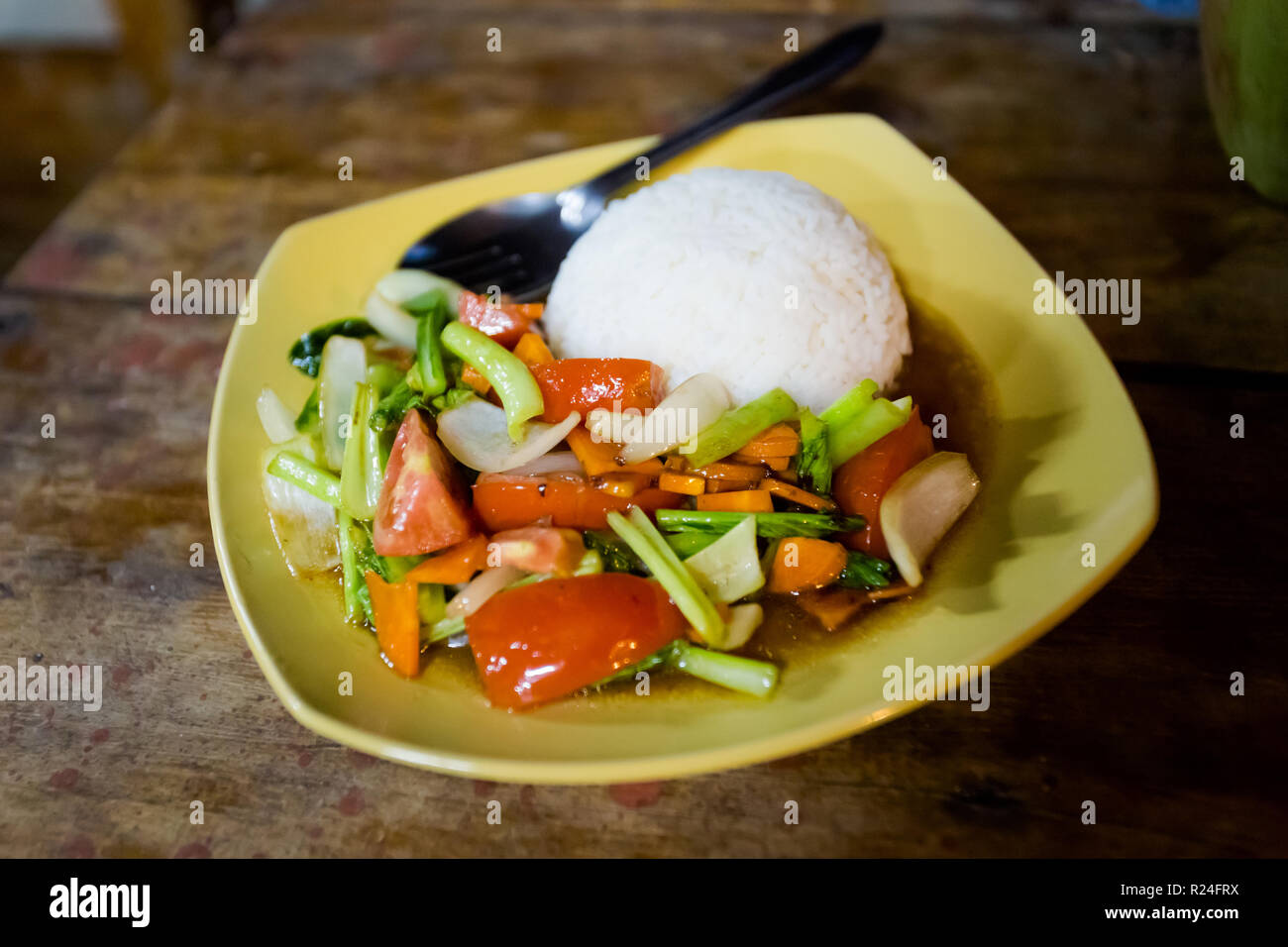 Frisch zubereitete asiatische würzige gemischtes Gemüse 225 g vom Rücken mit Jasmin Reis in einem lokalen Restaurant auf Koh Kradan Insel serviert. Traditionelle thailändische Küche o Stockfoto